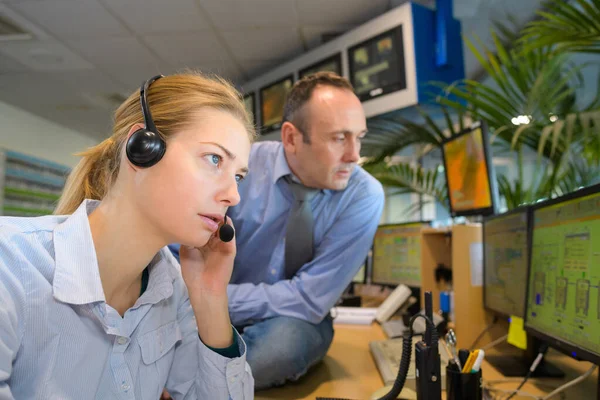 Konsult Arbetar Intensivt Med Hjälp Datorer Och Telefoner — Stockfoto