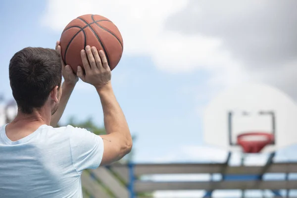 Basketbalspeler Die Oefent Met Een Bal — Stockfoto