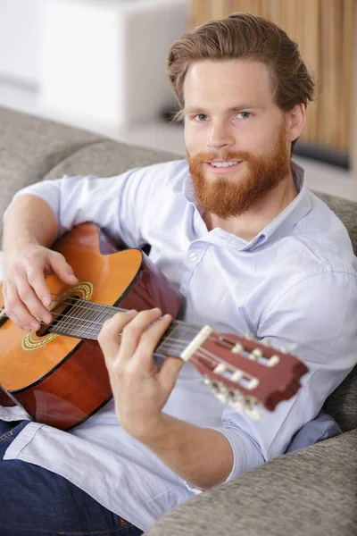 Sorridente Ruiva Barbudo Masculino Com Guitarra Acústica — Fotografia de Stock
