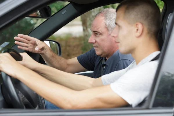 Baba Genç Oğluna Araba Sürmeyi Öğretiyor — Stok fotoğraf