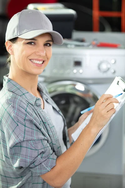 Senhora Com Área Transferência Reparar Uma Máquina Lavar Roupa — Fotografia de Stock