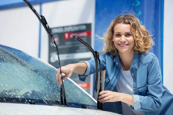 Ευτυχισμένη Γυναίκα Πλύσιμο Παράθυρο Του Αυτοκινήτου — Φωτογραφία Αρχείου