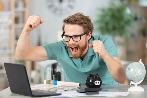 Mutlu Heyecanlı Adam Dizüstü Bilgisayara Bakıyor Kollarını Kaldırıyor — Stok fotoğraf