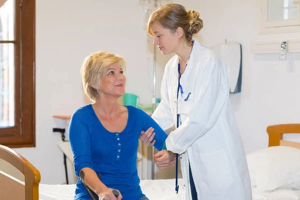 Enfermeira Ajudando Senhora Idosa Levantar Cama Hospital — Fotografia de Stock