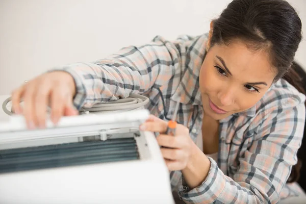Young Woman Fixing Air Conditioner Home — Stock Photo, Image
