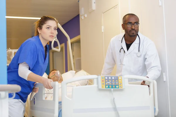 Multi Etnisch Verplegend Personeel Met Ziekenhuisbed Modern Gezondheidscentrum — Stockfoto