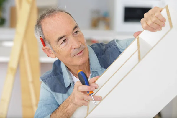 Senior Man Montering Möbler — Stockfoto