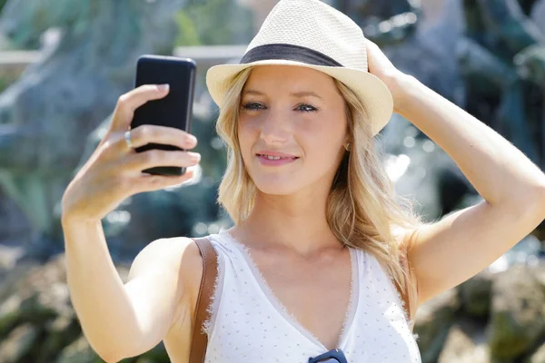 Jovem Mulher Tomando Selfie Por Smartphone Cidade — Fotografia de Stock