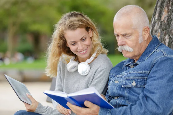 Senior Mann Frau Und Tochter Lesen Draußen — Stockfoto