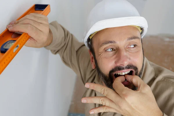 Construtor Usando Nível Espírito Assobiando Com Dedos — Fotografia de Stock