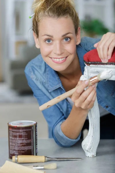 Mujer Feliz Haciendo Bricolaje Casa — Foto de Stock