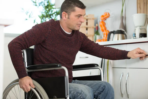 Niepełnosprawny Mężczyzna Siedzi Wózku Inwalidzkim Kuchni — Zdjęcie stockowe
