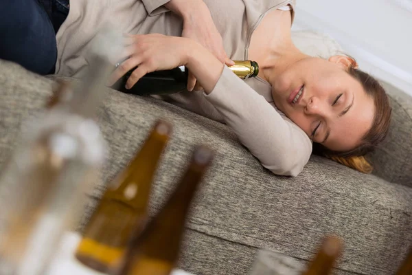 Αλκοολική Γυναίκα Κοιμάται Κρατώντας Μπουκάλια — Φωτογραφία Αρχείου
