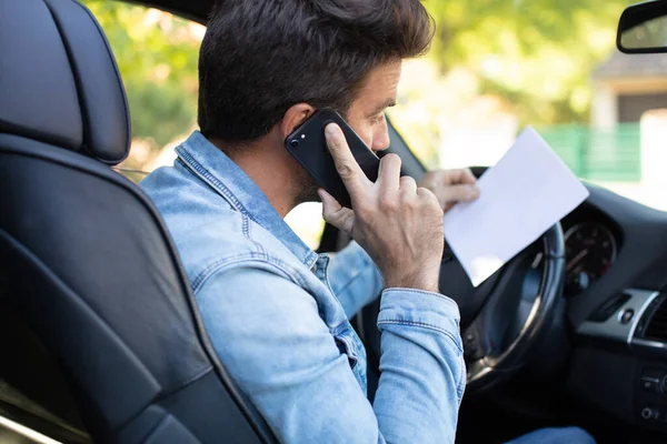 Άνθρωπος Οδήγηση Αυτοκίνητο Και Κλήση Από Smartphone — Φωτογραφία Αρχείου