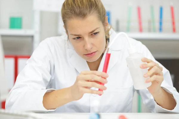 Happy Concentrated Woman Using Pipettes Lab — Stock Photo, Image