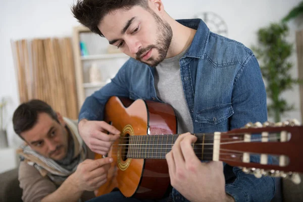 Olgun Bir Baba Oğlu Koltukta Oturup Gitar Çalıyorlar — Stok fotoğraf