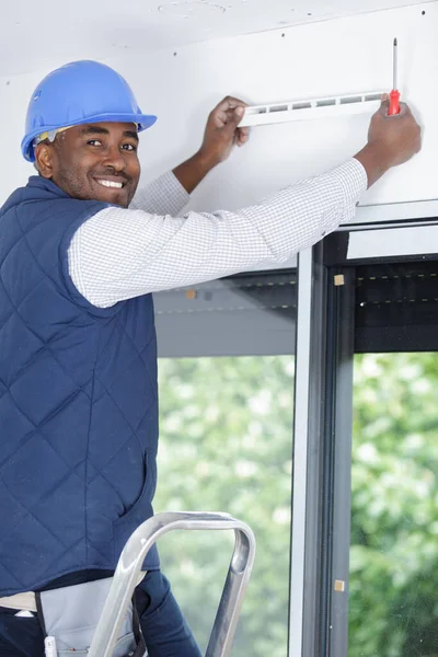 Entrepreneur Installant Grille Ventilation Dessus Des Portes Fenêtres — Photo