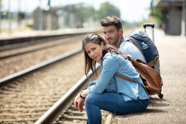 Depresivní Cestující Čekají Vlakovém Nádraží Chybách Vlak — Stock fotografie