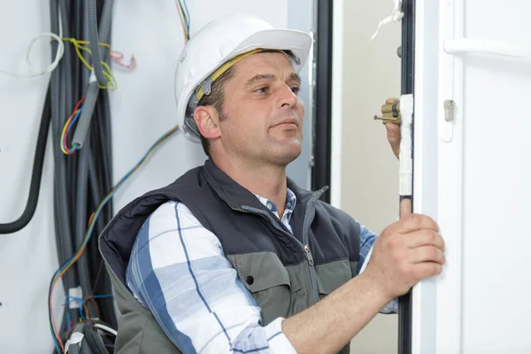 Elektricien Installeren Van Energiebesparende Meter — Stockfoto