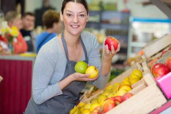 Sprzedawca Owoców Gospodarstwa Trzy Różne Odmiany Jabłek — Zdjęcie stockowe