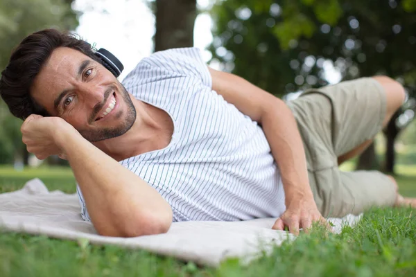 Hombre Feliz Usando Teléfono Inteligente Mientras Está Acostado Hierba —  Fotos de Stock