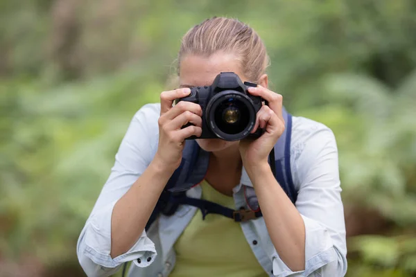 Γυναίκα Αγροτικό Περιβάλλον Κοιτάζοντας Μέσα Από Σκόπευτρο Κάμερα — Φωτογραφία Αρχείου