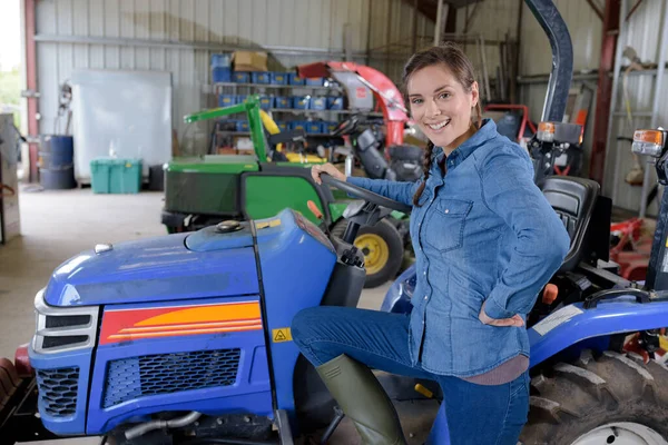 Mechanická Žena Garáži Traktoru — Stock fotografie
