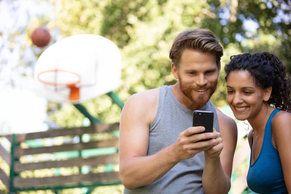 Glückliches Paar Macht Ein Selfie Auf Dem Basketballplatz — Stockfoto
