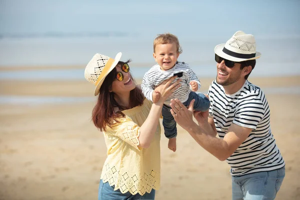 リゾートの海のビーチで幸せな家族 — ストック写真