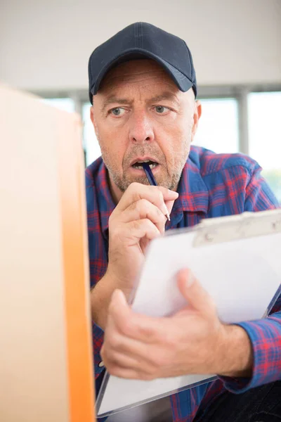 Delivery Man Uniform Checking Box — Fotografia de Stock