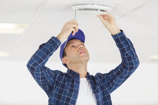 Électricien Homme Sont Vis Objet Sur Plafond — Photo