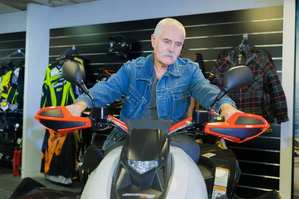Älterer Mann Kauft Motorrad — Stockfoto