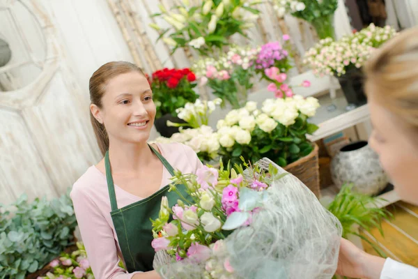 Флорист Продает Букет Цветов — стоковое фото