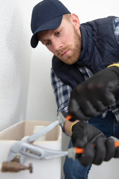 Ung Man Arbetskläder Med Tång Vid Installation Vattenfiltrering — Stockfoto