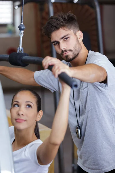 Young Athletic Couple Weights Gym — Stock Photo, Image