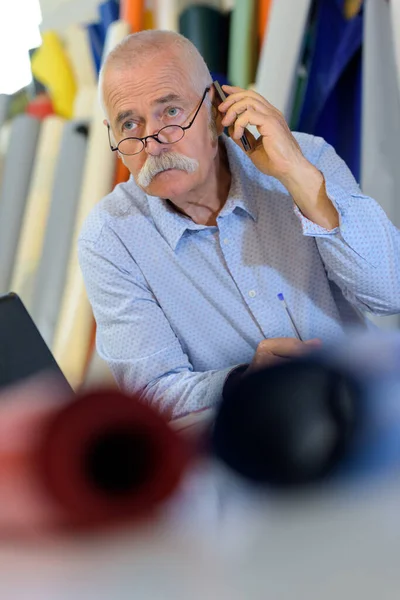 Starszy Mężczyzna Korzystający Telefonu Miejscu Pracy — Zdjęcie stockowe