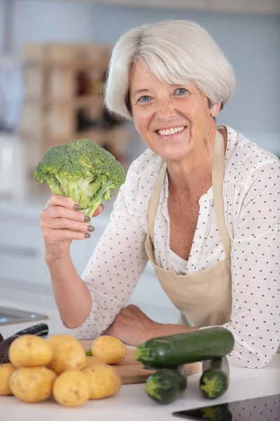 Ηλικιωμένη Γυναίκα Που Ετοιμάζει Λαχανικά Για Γεύμα — Φωτογραφία Αρχείου
