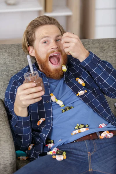 Homem Comendo Chocolate Sofá — Fotografia de Stock