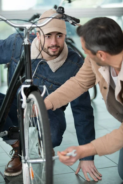 Bicicleta Mecânica Repara Uma Bicicleta Livre — Fotografia de Stock