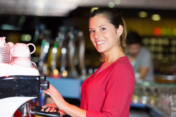 Flicka Barista Bartendern Att Göra Kaffe Baren — Stockfoto