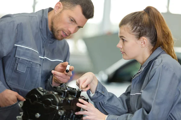 Mecânico Explicando Sobre Motor Para Jovem Mecânico Feminino — Fotografia de Stock