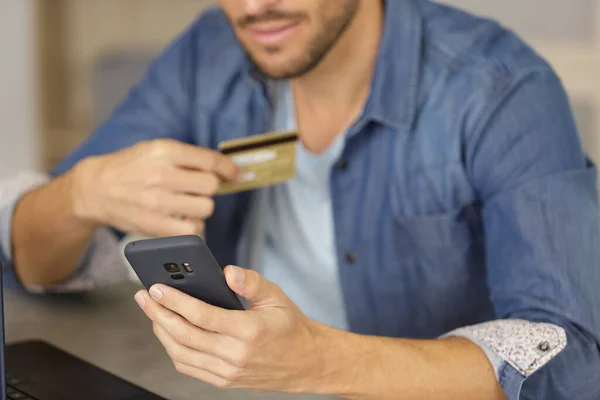 Mann Macht Online Einkauf Auf Seinem Smartphone — Stockfoto