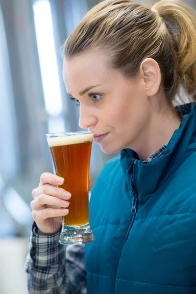 Женщина Пробует Пиво Пивоваренном Заводе — стоковое фото