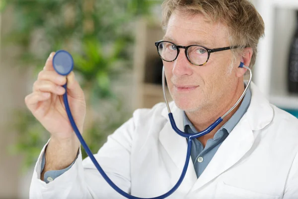 Zralý Lékař Drží Disk Stetoskopu — Stock fotografie