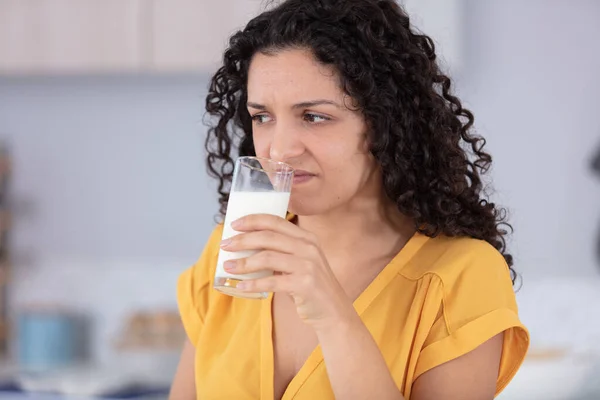 Zdenerwowana Kobieta Pijąca Szklankę Mleka — Zdjęcie stockowe