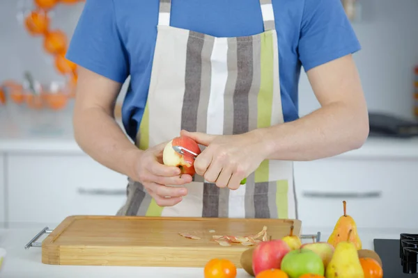 Homme Épluchant Une Pomme Avec Couteau — Photo