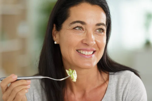 幸福的女人吃沙拉的肖像 — 图库照片