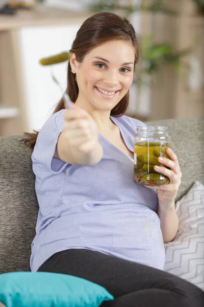 Έγκυος Γυναίκα Αγγούρι Ξινό Και Καραμέλα — Φωτογραφία Αρχείου