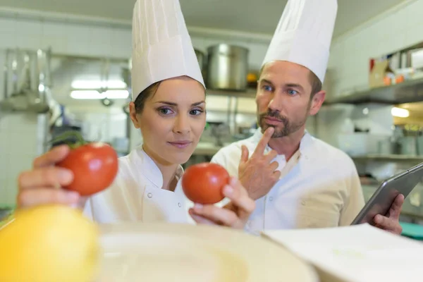 Porträt Von Köchen Die Tomaten Der Küche Betrachten — Stockfoto