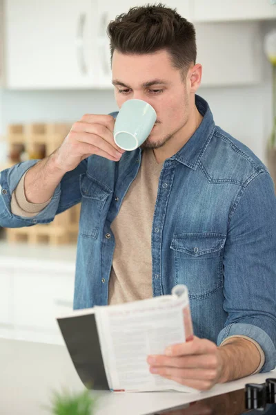 Junger Mann Trinkt Einen Kaffee Und Liest Ein Buch — Stockfoto